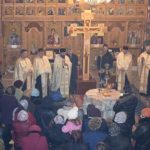 Crucea Sfântă a catedralei arhiepiscopale din Roman binecuvintează Bacăul
